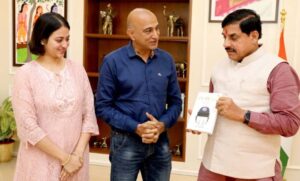 मुख्यमंत्री डॉ.यादव ने क्रिकेटर और कोच अमय खुरासिया की पुस्तक 74 वर्ष बाद पुस्तक का विमोचन किया