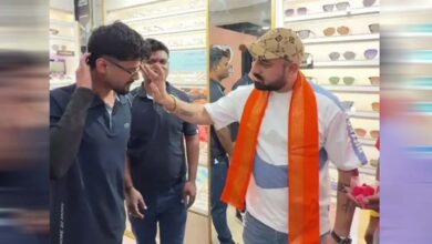 भोपाल-छिंदवाड़ा में लेंसकार्ट शोरूम पर बजरंग दल का प्रदर्शन, कर्मचारियों को तिलक और कलाई पर कलावा बांधा