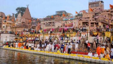 वाराणसी के मंदिरों में दर्शन और गंगा में आस्था की डुबकी लगाने वालों को अब अपने सामान के खोने की चिंता नहीं करनी पड़ेगी