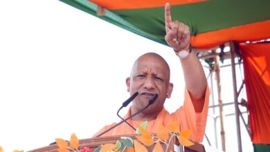 गारबेटा में भी योगी-योगी, सड़कों-छतों पर खड़े होकर हजारों लोगों ने किया बुलडोजर बाबा का दीदार