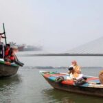 पीएम मोदी ने हुगली नदी में नाव की सवारी की, नाव चलाने वाले को गले लगाकर ₹1000 दिए; 5 दिन पहले खाया था झालमुड़ी