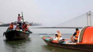 पीएम मोदी ने हुगली नदी में नाव की सवारी की, नाव चलाने वाले को गले लगाकर ₹1000 दिए; 5 दिन पहले खाया था झालमुड़ी
