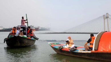 पीएम मोदी ने हुगली नदी में नाव की सवारी की, नाव चलाने वाले को गले लगाकर ₹1000 दिए; 5 दिन पहले खाया था झालमुड़ी