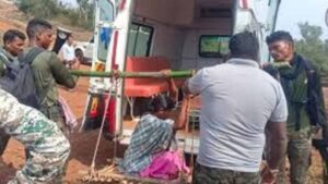Dantewada में जवान बने फरिश्ता: गर्भवती महिला को सुरक्षित अस्पताल पहुंचाया
