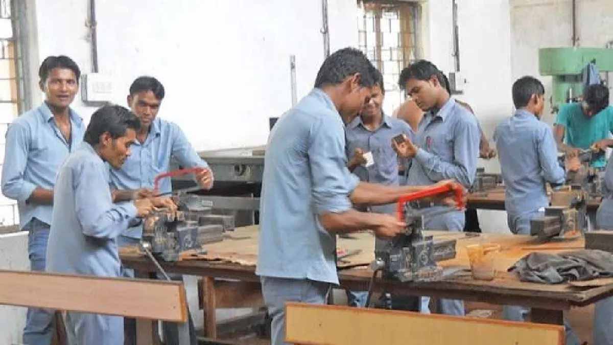 झारखंड में ITI नामांकन प्रक्रिया शुरू, 10 से 30 ट्रेड और संस्थानों का विकल्प मिलेगा झारखंड में ITI नामांकन प्रक्रिया शुरू, 10 से 30 ट्रेड और संस्थानों का विकल्प मिलेगा