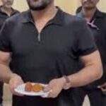 फिट लग रहा हूं ना?’ NSG जवानों संग धोनी का मजेदार अंदाज वायरल, चेपॉक वापसी पर बढ़ी चर्चा