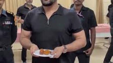 फिट लग रहा हूं ना?’ NSG जवानों संग धोनी का मजेदार अंदाज वायरल, चेपॉक वापसी पर बढ़ी चर्चा