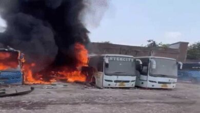 इंदौर में अवैध पार्किंग हादसा: वेल्डिंग के दौरान 5 बसें जलीं, 4 धमाके, गैस सिलेंडर भी फटा