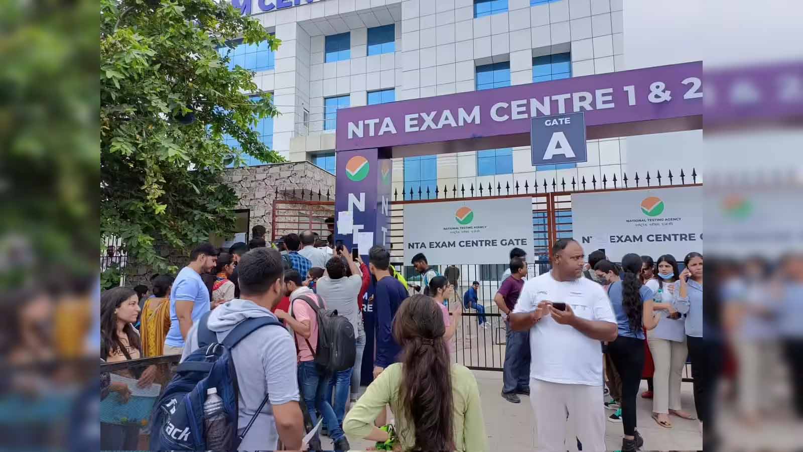 आदर्श परीक्षा केंद्र पर अव्यवस्था, घंटों इंतजार के बाद परीक्षा कैंसिल