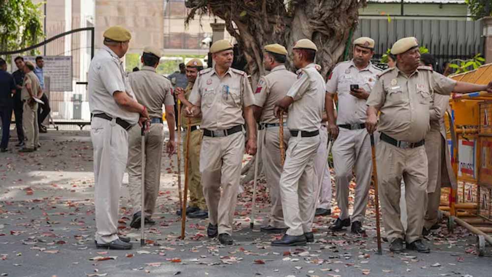 लाल किले हमले के बाद अलर्ट, दिल्ली पुलिस ने हथियारों संग आतंकी मॉड्यूल पकड़ा