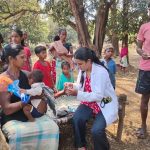 13 किलोमीटर पैदल चलकर स्वास्थ्य टीम पहुंची बड़ेपल्ली, 227 ग्रामीणों की जांच