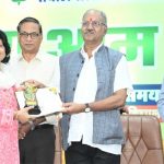 आम प्रदर्शनी में शामिल विभिन्न श्रेणियों के उत्कृष्ट प्रादर्शाें को किया गया पुरस्कृत