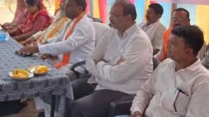 किसानों के बीच सांसद की फटकार से भड़के निरीक्षक, माइक छोड़कर बीच कार्यक्रम से निकले बाहर