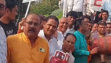 बिना अनुमति विरोध पर कार्रवाई: ग्रामीण कांग्रेस के 8 नेता गिरफ्तार