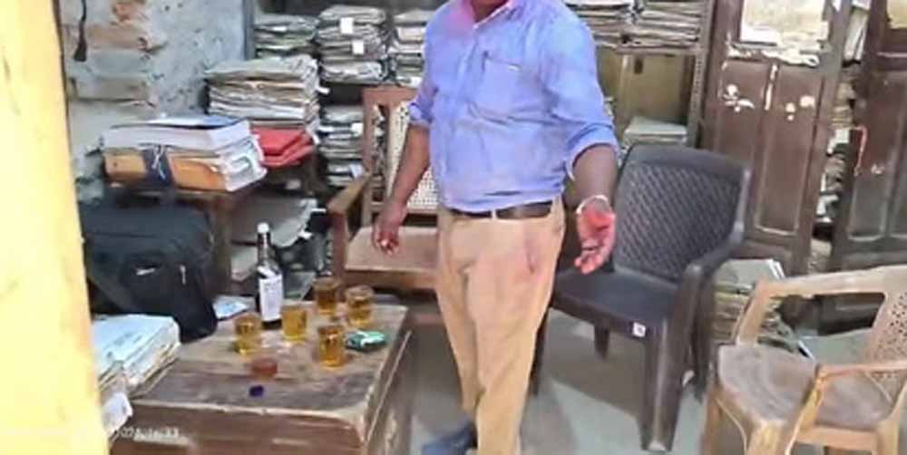 दफ्तर में काम नहीं, जाम छलकाते दिखे कर्मचारी; सरकारी ऑफिस से शराबखोरी का वीडियो सामने आया दफ्तर में काम नहीं, जाम छलकाते दिखे कर्मचारी; सरकारी ऑफिस से शराबखोरी का वीडियो सामने आया