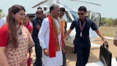 कवर्धा में CM साय का सरप्राइज दौरा: हेलिकॉप्टर से उतरे, पेड़ के नीचे चौपाल लगाकर सुनी समस्याएं
