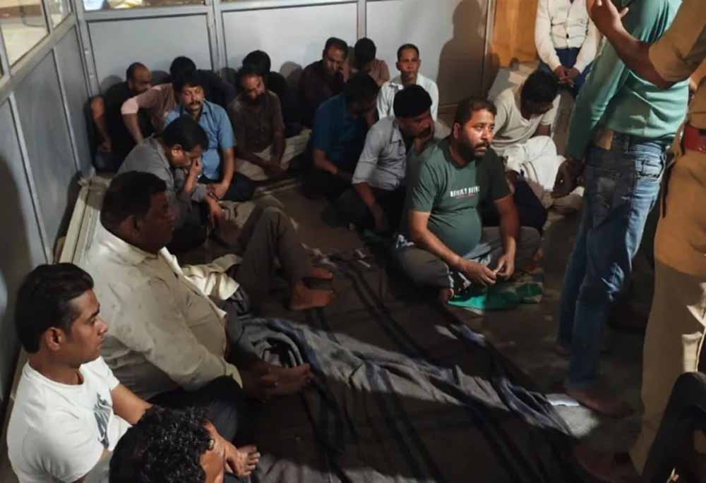 मकान में चल रहा था जुए का खेल, पुलिस रेड में 25 लोग दबोचे गए