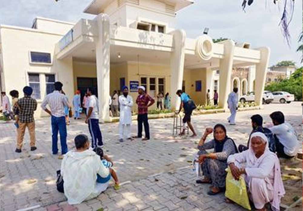 डॉक्टरों पर हमले के बाद बड़ा असर, डेराबस्सी अस्पताल की OPD बंद कर किया प्रदर्शन