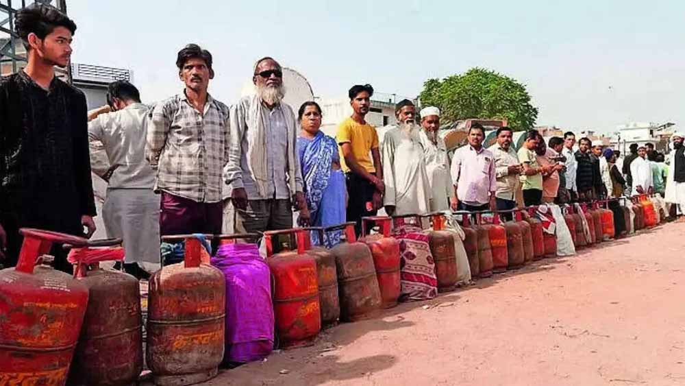 गैस सिलेंडर की भारी किल्लत! डेढ़ महीने से सप्लाई ठप, लोगों की बढ़ी परेशानी