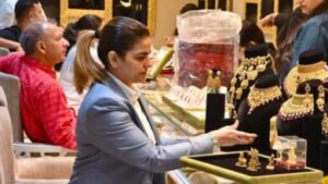 शादियों के सीजन में सोना 26,778 रुपये सस्ता, चांदी की कीमत भी गिरी