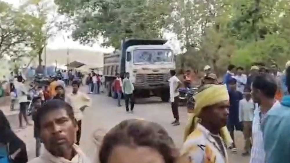 हादसे में दो दर्जन से ज्यादा लोग घायल, मौके पर मची अफरा-तफरी हादसे में दो दर्जन से ज्यादा लोग घायल, मौके पर मची अफरा-तफरी