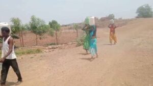 बीना में गहराया जल संकट: 34 मीटर नीचे पहुंचा जलस्तर, डेढ़ किमी दूर से पानी ला रहे लोग