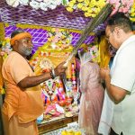 डीग दौरे पर सीएम ने मंदिरों में की पूजा-अर्चना, श्रद्धालुओं को वितरित की प्रसादी