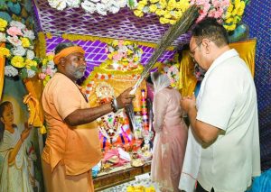 डीग दौरे पर सीएम ने मंदिरों में की पूजा-अर्चना, श्रद्धालुओं को वितरित की प्रसादी