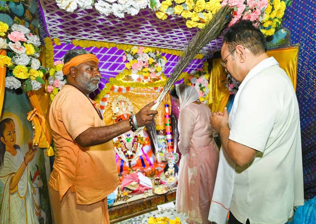 डीग दौरे पर सीएम ने मंदिरों में की पूजा-अर्चना, श्रद्धालुओं को वितरित की प्रसादी डीग दौरे पर सीएम ने मंदिरों में की पूजा-अर्चना, श्रद्धालुओं को वितरित की प्रसादी
