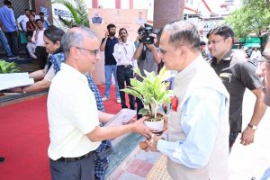जयपुर में शहरी सेवा शिविर: 327 प्रकरणों का हुआ निस्तारण जयपुर में शहरी सेवा शिविर: 327 प्रकरणों का हुआ निस्तारण
