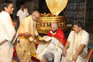 तिरुपति बालाजी दर्शन: अनंत अंबानी ने मुंडन कर भगवान के चरणों में अर्पित किए बाल