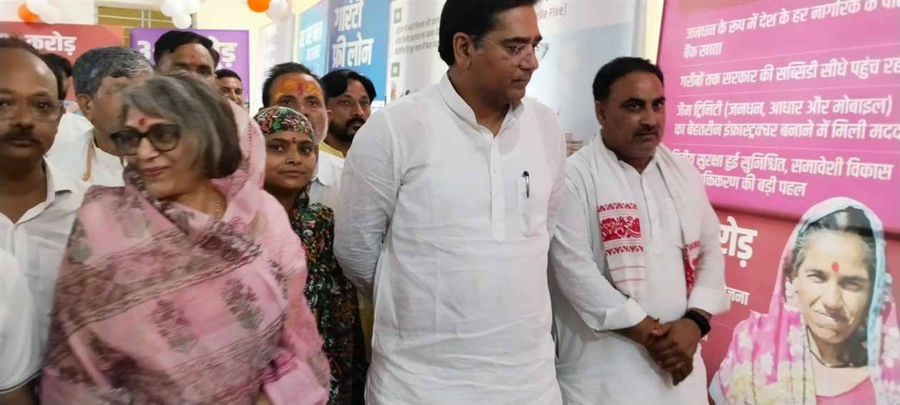 अलवर: केंद्र-राज्य योजनाओं और विकास कार्यों की मंत्री ने दी जानकारी अलवर: केंद्र-राज्य योजनाओं और विकास कार्यों की मंत्री ने दी जानकारी