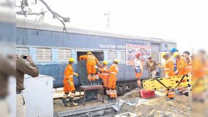 पतरातू यार्ड में मॉक ड्रिल: आपात स्थिति में यात्रियों को बचाने का किया गया अभ्यास