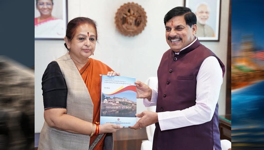 मुख्यमंत्री डॉ. यादव को भेंट की गई ‘ट्रेजर्स ऑफ ताप्ती वैली एंड बुरहानपुर’ की प्रति, विरासत संरक्षण पर हुई चर्चा मुख्यमंत्री डॉ. यादव को भेंट की गई ‘ट्रेजर्स ऑफ ताप्ती वैली एंड बुरहानपुर’ की प्रति, विरासत संरक्षण पर हुई चर्चा