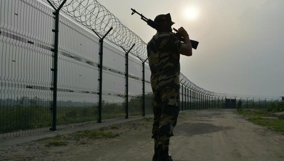 सीमा पर बवाल: BSF की कार्रवाई के बाद घुसपैठियों का हंगामा, भारत-बांग्लादेश बॉर्डर पर बढ़ा तनाव