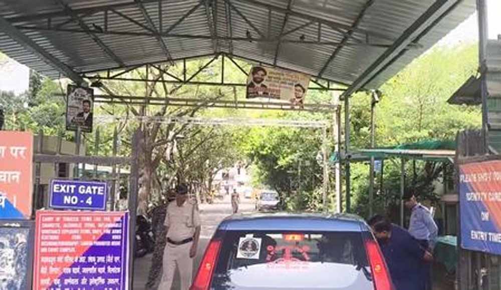दिल्ली के कड़कड़डूमा कोर्ट परिसर में आग, कुछ दस्तावेज जलने की आशंका दिल्ली के कड़कड़डूमा कोर्ट परिसर में आग, कुछ दस्तावेज जलने की आशंका