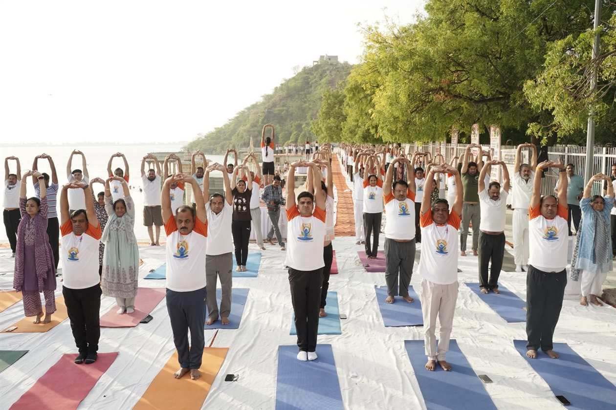 नौ चौकी पाल पर अंतरराष्ट्रीय योग दिवस का आयोजन, जनप्रतिनिधियों और हजारों नागरिकों की भागीदारी नौ चौकी पाल पर अंतरराष्ट्रीय योग दिवस का आयोजन, जनप्रतिनिधियों और हजारों नागरिकों की भागीदारी
