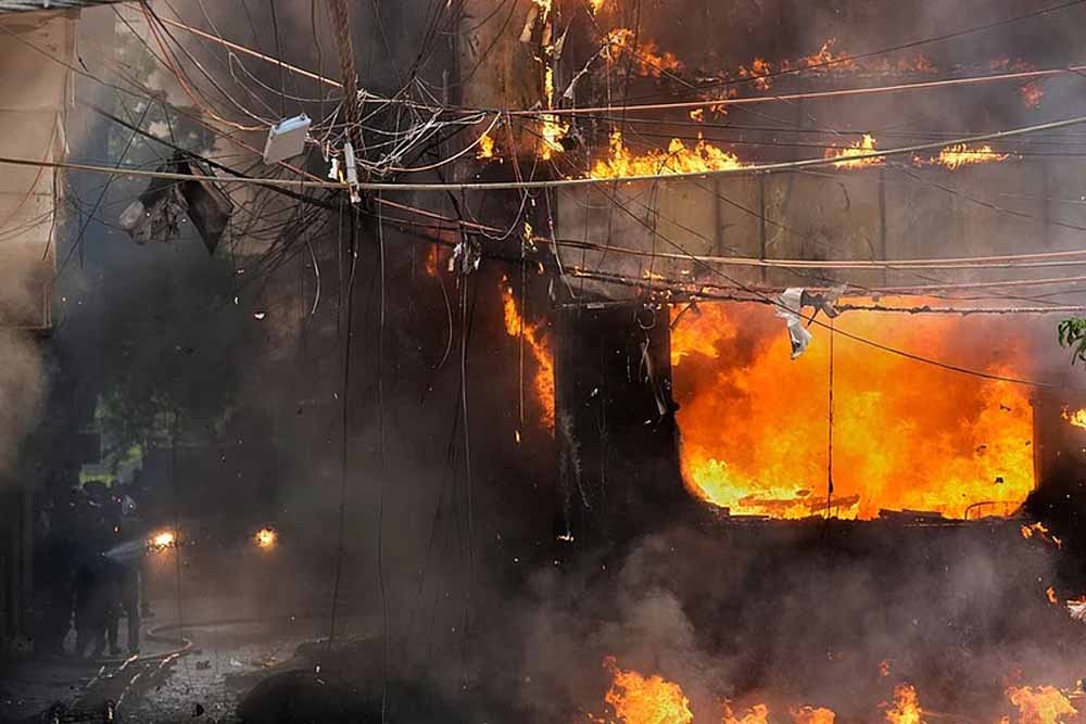 दिल्ली अग्निकांड अपडेट: बेसमेंट का दरवाजा बंद होने से बढ़ी तबाही, 37 लोगों को बचाया गया