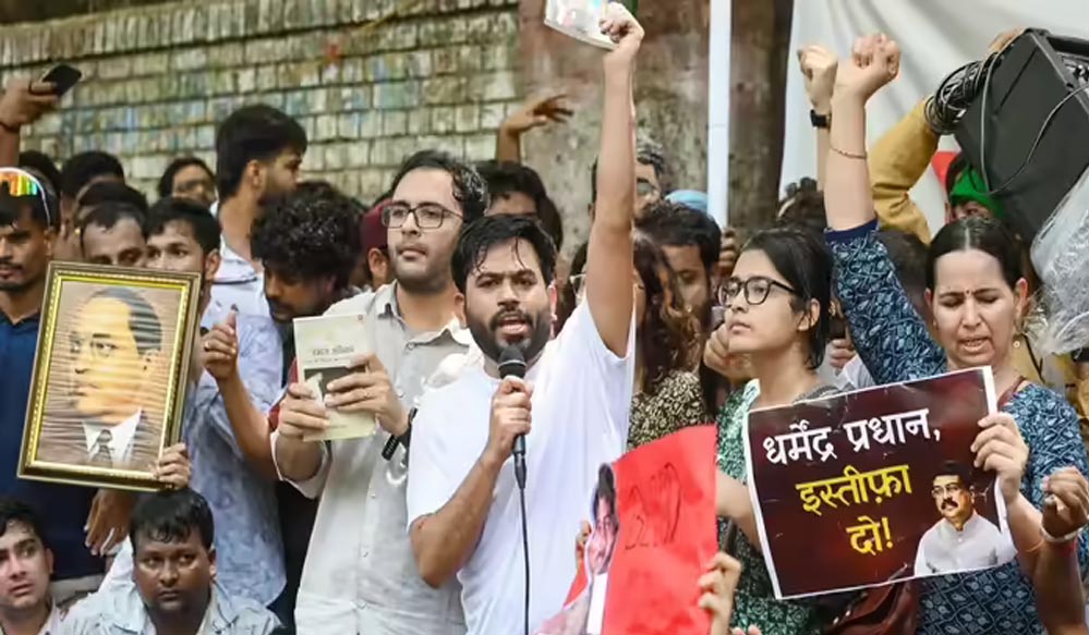 प्रदर्शन में भाग लेना पड़ा महंगा, हरियाणा की महिला शिक्षक पर गिरी निलंबन की गाज प्रदर्शन में भाग लेना पड़ा महंगा, हरियाणा की महिला शिक्षक पर गिरी निलंबन की गाज