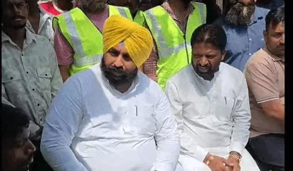 सफाईकर्मियों की शिकायत पर मंत्री हरजोत बैंस हैरान, बोले- कर्मचारी पक्के हैं तो वेतन रुका कैसे? सफाईकर्मियों की शिकायत पर मंत्री हरजोत बैंस हैरान, बोले- कर्मचारी पक्के हैं तो वेतन रुका कैसे?