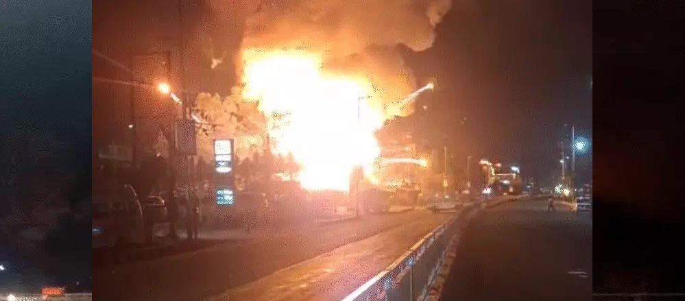 पटाखों की दुकान में आग लगते ही मचा हड़कंप, लगातार विस्फोटों से सहमे लोग; आसमान छूती रहीं लपटें पटाखों की दुकान में आग लगते ही मचा हड़कंप, लगातार विस्फोटों से सहमे लोग; आसमान छूती रहीं लपटें