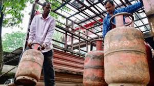 होर्मुज संकट का असर, गैस सिलेंडर की सप्लाई लागत बढ़ी, सरकार पर बढ़ा बोझ होर्मुज संकट का असर, गैस सिलेंडर की सप्लाई लागत बढ़ी, सरकार पर बढ़ा बोझ