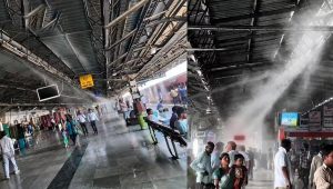 भीषण गर्मी में रेलवे का खास इंतजाम, प्लेटफॉर्म पर फोगर-स्प्रिंकलर से मिल रही ठंडी फुहार भीषण गर्मी में रेलवे का खास इंतजाम, प्लेटफॉर्म पर फोगर-स्प्रिंकलर से मिल रही ठंडी फुहार