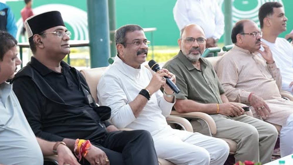 केंद्रीय शिक्षा मंत्री धर्मेंद्र प्रधान ने शूटिंग अकादमी में खिलाड़ियों से किया संवाद, बढ़ाया उत्साह केंद्रीय शिक्षा मंत्री धर्मेंद्र प्रधान ने शूटिंग अकादमी में खिलाड़ियों से किया संवाद, बढ़ाया उत्साह