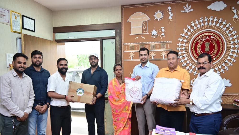 मुख्यमंत्री की सराहना से बढ़ी विष्णु भोग चावल की मांग, रायपुर से पहुंचे ग्राहक ने खरीदा 50 किलो चावल