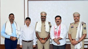 शौर्य चक्र से सम्मानित वीर जवानों से मिले उपमुख्यमंत्री विजय शर्मा, किया सम्मान और उत्साहवर्धन शौर्य चक्र से सम्मानित वीर जवानों से मिले उपमुख्यमंत्री विजय शर्मा, किया सम्मान और उत्साहवर्धन