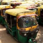 यात्रियों की जेब पर बढ़ा बोझ, तय किराये से अधिक वसूली पर डीटीओ सख्त