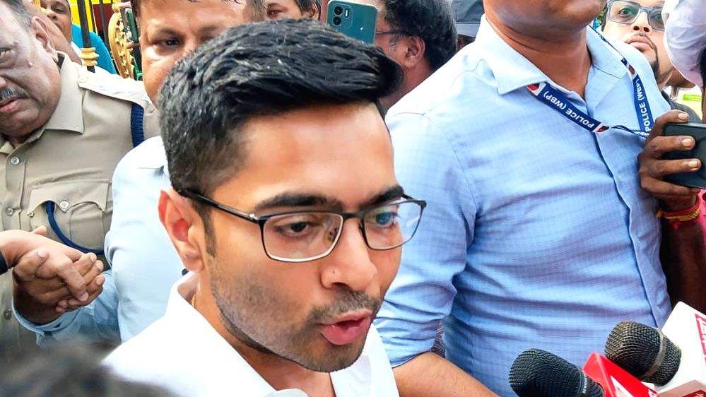 पश्चिम बंगाल में फिर गरमाया स्कूल भर्ती घोटाला, ED ऑफिस पहुंचेंगे अभिषेक बनर्जी पश्चिम बंगाल में फिर गरमाया स्कूल भर्ती घोटाला, ED ऑफिस पहुंचेंगे अभिषेक बनर्जी