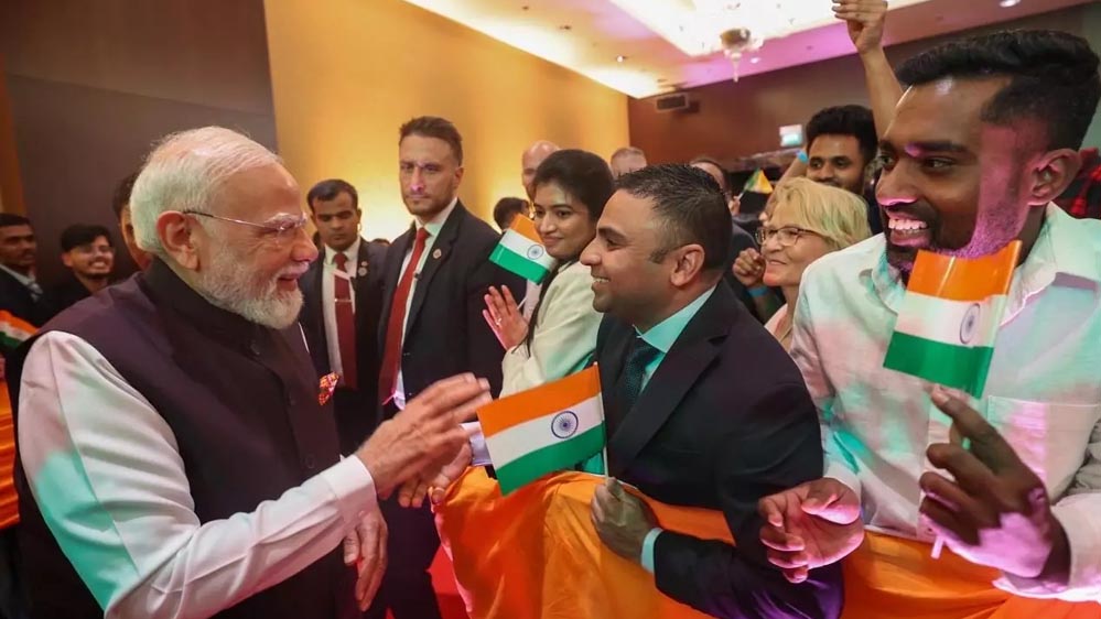 स्लोवाकिया में पीएम मोदी का गर्मजोशी से स्वागत, पारंपरिक सम्मान के बीच दोस्ती को मिलेगी नई उड़ान स्लोवाकिया में पीएम मोदी का गर्मजोशी से स्वागत, पारंपरिक सम्मान के बीच दोस्ती को मिलेगी नई उड़ान