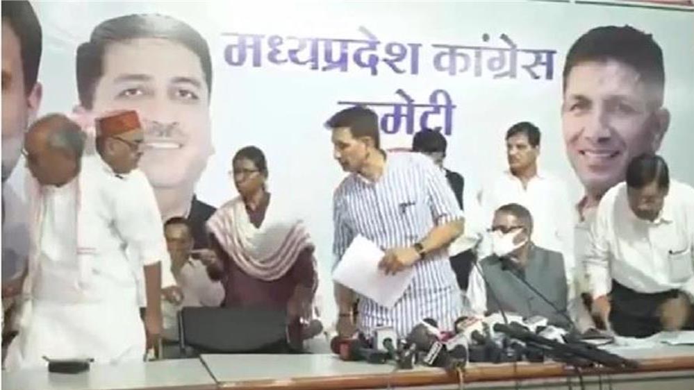 PCC दफ्तर का VIDEO बना चर्चा का विषय, दिग्विजय सिंह ने बदली सीट; पटवारी बोले- वे हमारे मार्गदर्शक हैं